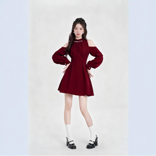 韩版露肩小黑裙早春外套辣妹连衣裙女收腰一字肩蓬蓬裙子甜美时尚