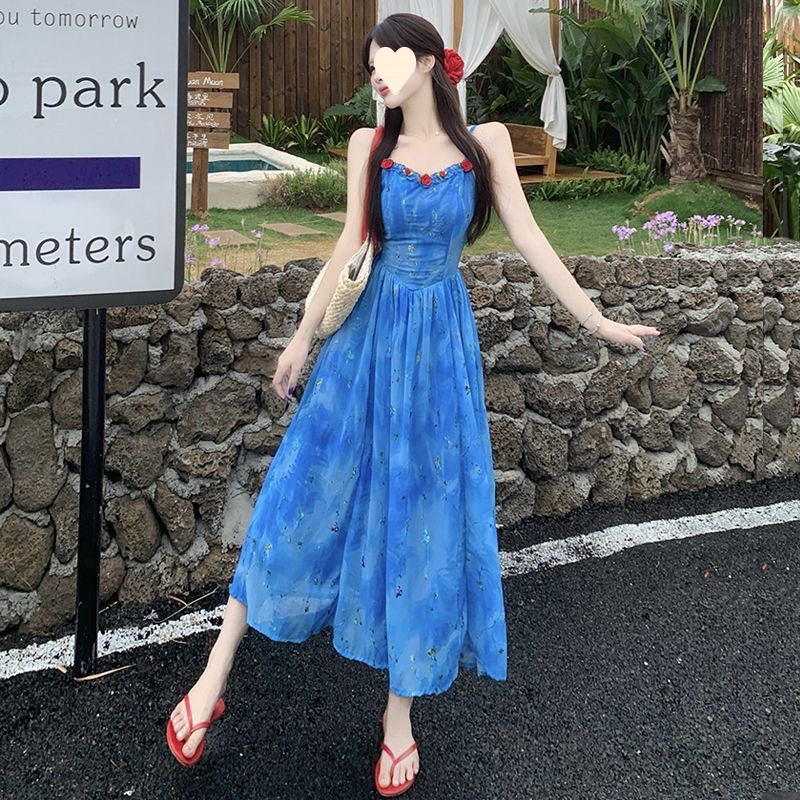 度假风蓝色吊带连衣裙子女夏季法式花边拼接设计掐腰显瘦碎花长裙