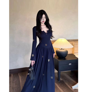 纯欲性感褶皱烫钻半开领连衣裙女秋季新款感收腰显身材长裙子女装