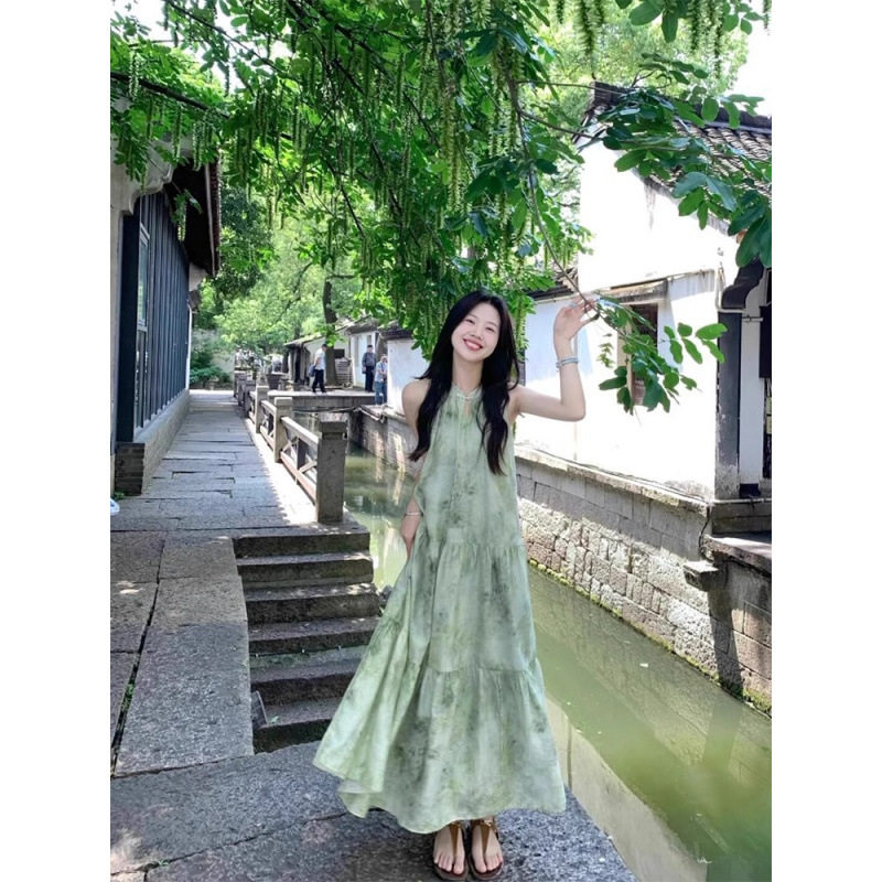 新中式女装无袖挂脖连衣裙子夏季清冷松弛感穿搭吊带绿色碎花长裙