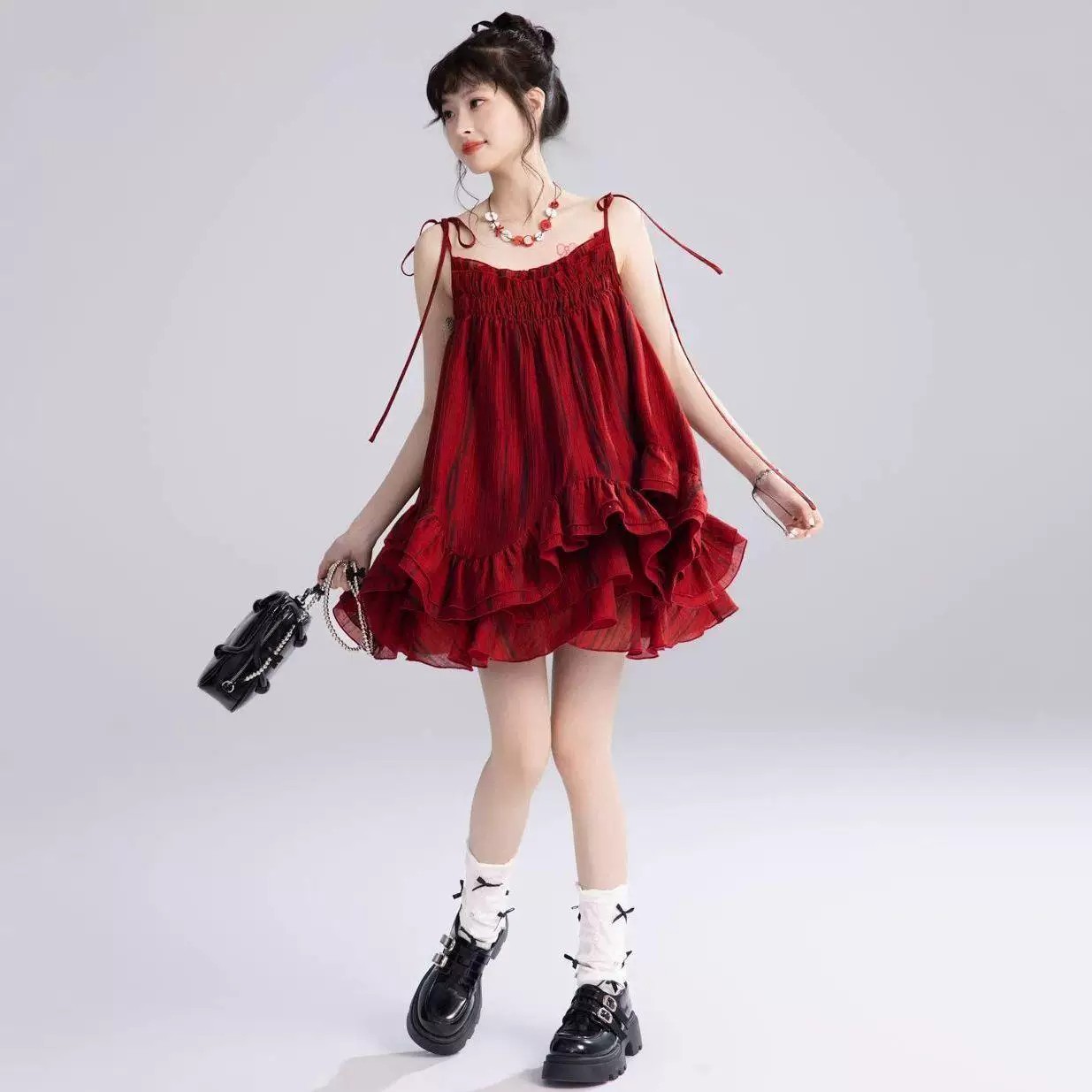 法式红色吊带连衣裙2026夏款蓬松设计感休闲收腰显瘦矮个子蛋糕裙