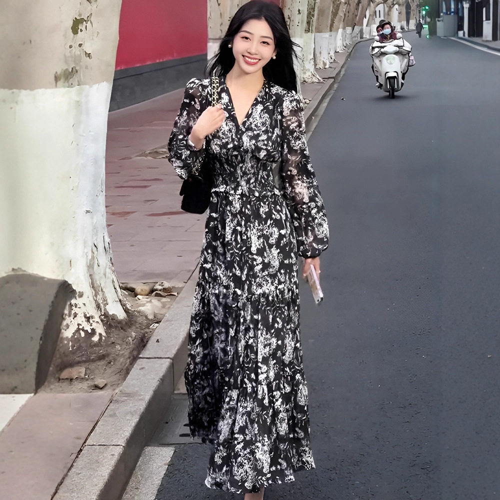 法式茶歇v领碎花长袖连衣裙女2026新款早春收腰显瘦气质a字长裙子