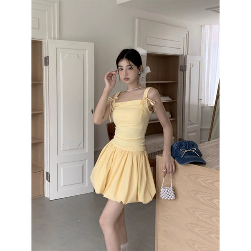 鹅黄色蝴蝶结系带吊带连衣裙女夏初恋甜美设计感时尚花苞蓬蓬短裙