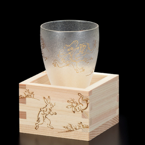 日本进口aderia木制盒子枡酒杯镶金色鸟兽戏画磨砂玻璃杯子精美-封面