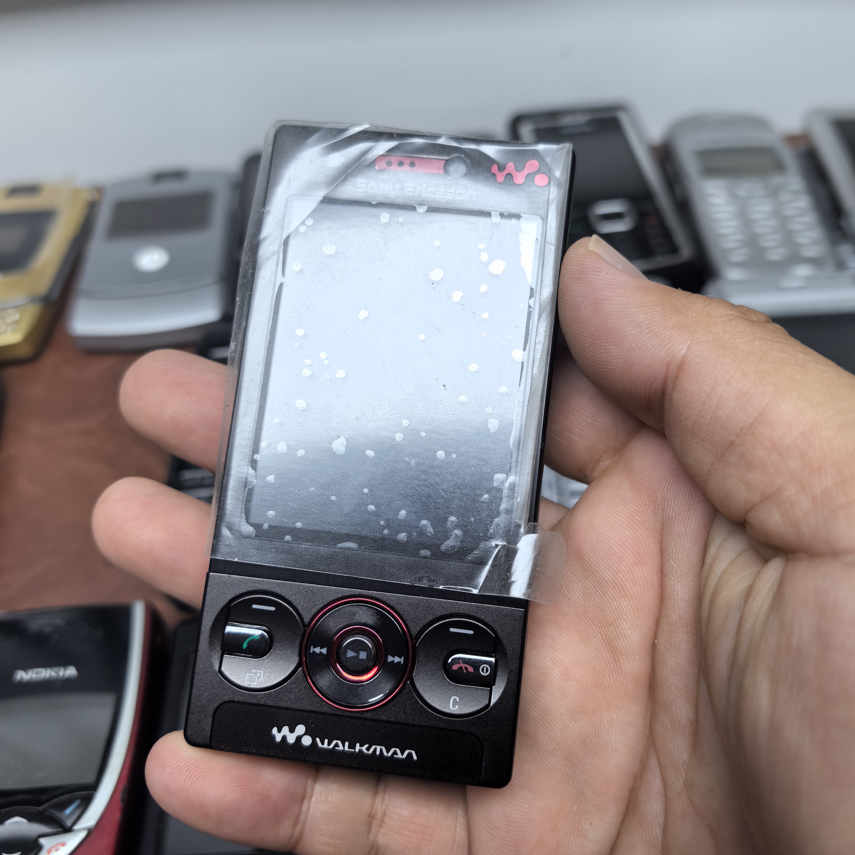 索尼爱立信 W715 Walkman音乐机 经典滑盖 库存未用 实拍图