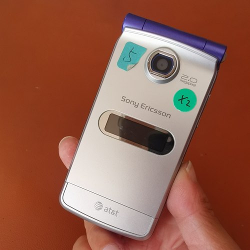 索尼爱立信Z780工程机成色新小瑕疵经典翻盖功能正常实拍图