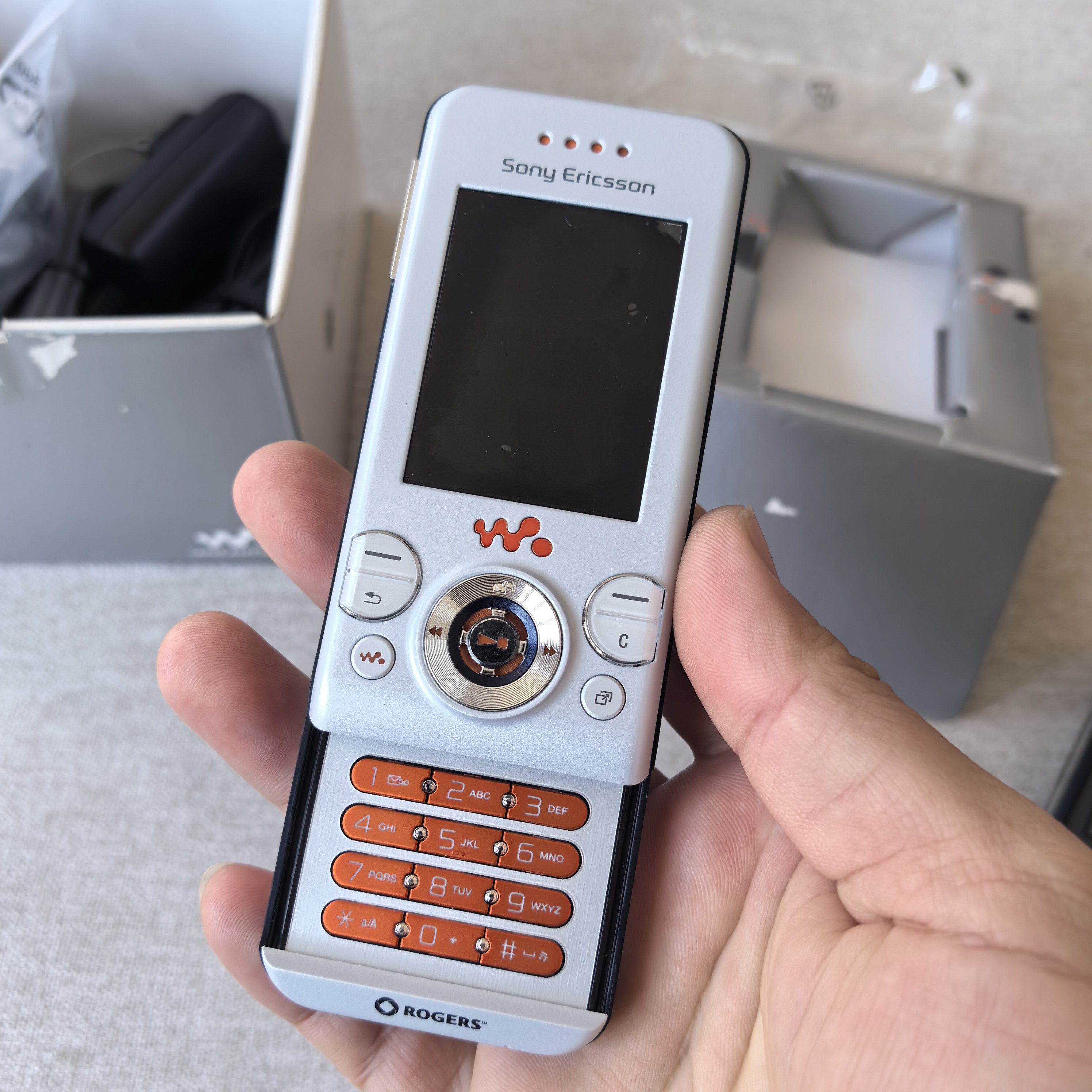 索尼爱立信 W580 经典滑盖音乐 库存全新 移动卡 实拍图