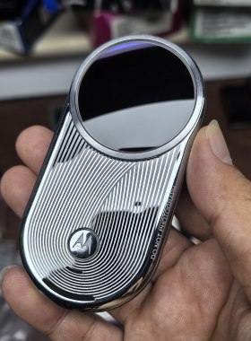 摩托罗拉 AURA R1 经典旋转 成色不错 功能正常 实拍图
