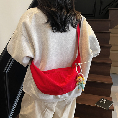 斜挎饺子包2025新款超火运动布包背包休闲女包布包包红色小挎包女