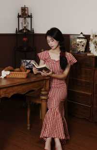 喵吉复古短袖方领收腰渡假裙小飞袖长款小个子格子鱼尾连衣裙女夏