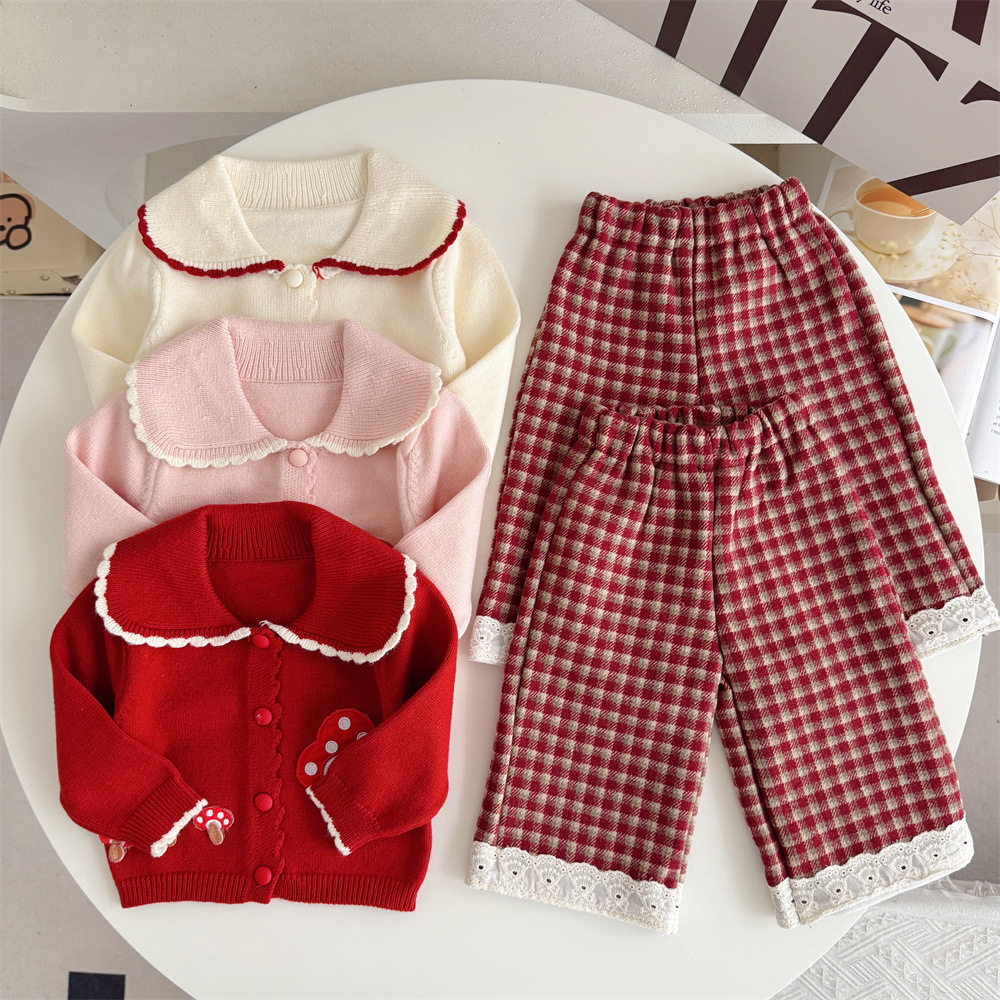 乐宾26秋冬针织毛线衣服二件套娃娃领蘑菇红格呢子裤女宝毛衣套装