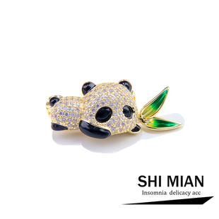 国风可爱熊猫竹叶胸针女小众设计轻奢高级感连衣裙刚走光胸花别针