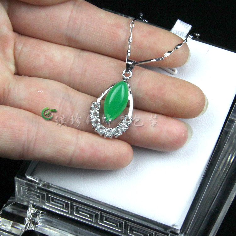 精品马来玉吊坠宝石镶嵌水钻项饰挂件翠绿银镶玉女款项链饰品配饰