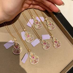 Women's light luxury vintage necklace with clavicle chain