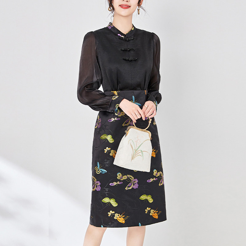 早秋款新中式国风立领长袖钉珠盘扣蝴蝶提花中长款收腰包臀连衣裙