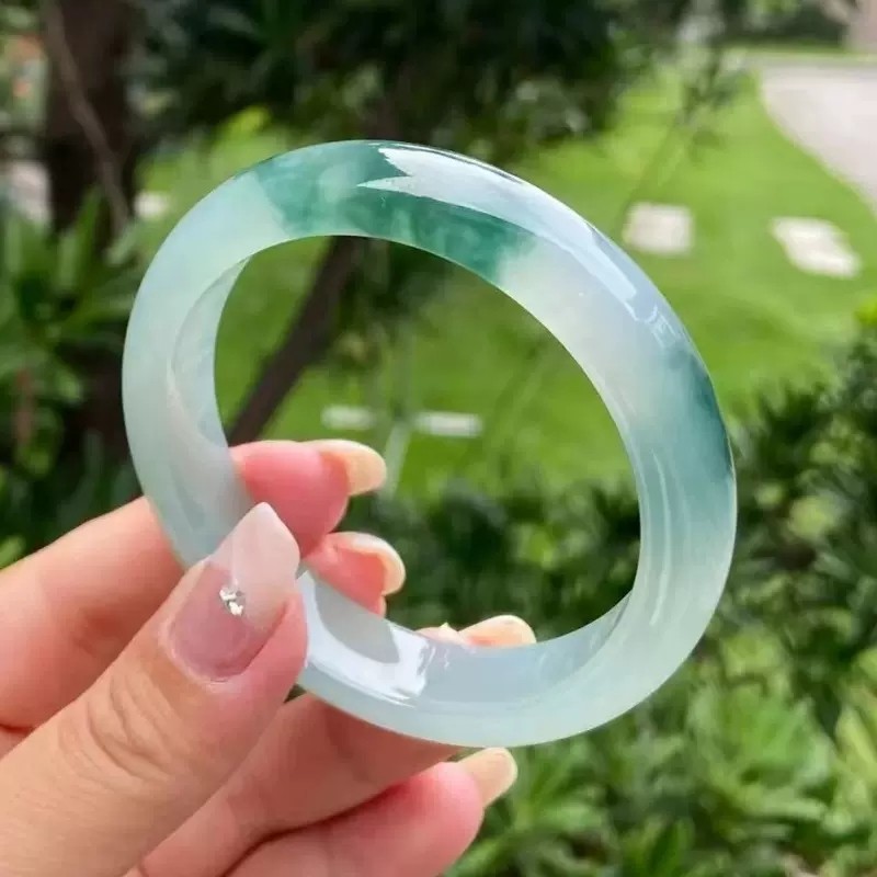 周大f福缅甸冰糯种玉镯子飘绿正圈女款送礼品冰种飘花翡翠玉手镯