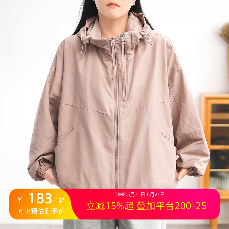 2025新城市轻户外大码连帽双拉链夹克外套冲锋衣女春胖mm港风宽松