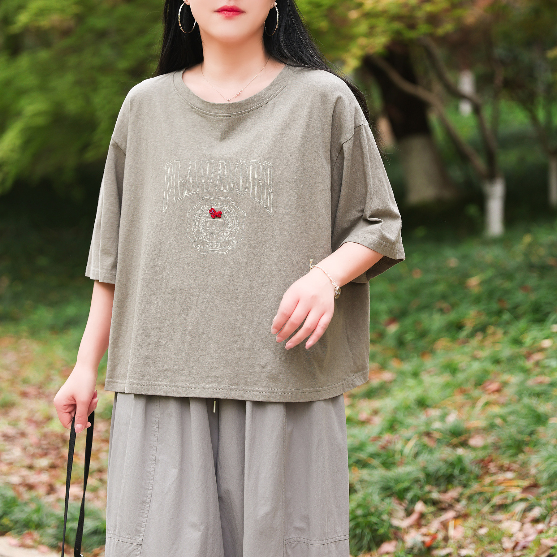 绿素棉 刺绣小马印花全棉t恤女 大码薄款简约短袖五分袖套头夏装 - 实物图