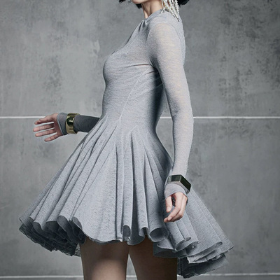 越南小众2025早秋新款灰色长袖连衣裙小礼服裙设计感超大裙摆