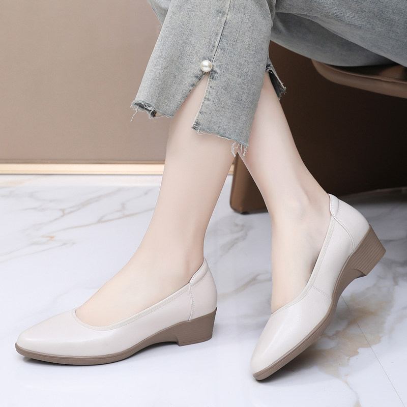 真皮坡跟软底单鞋3132舒适低跟妈妈鞋春夏季通勤百搭工作鞋不累脚