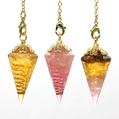 【灵摆调频srt】镀金天然水晶石碎石树脂六角锥灵摆吊坠 内镶弹簧