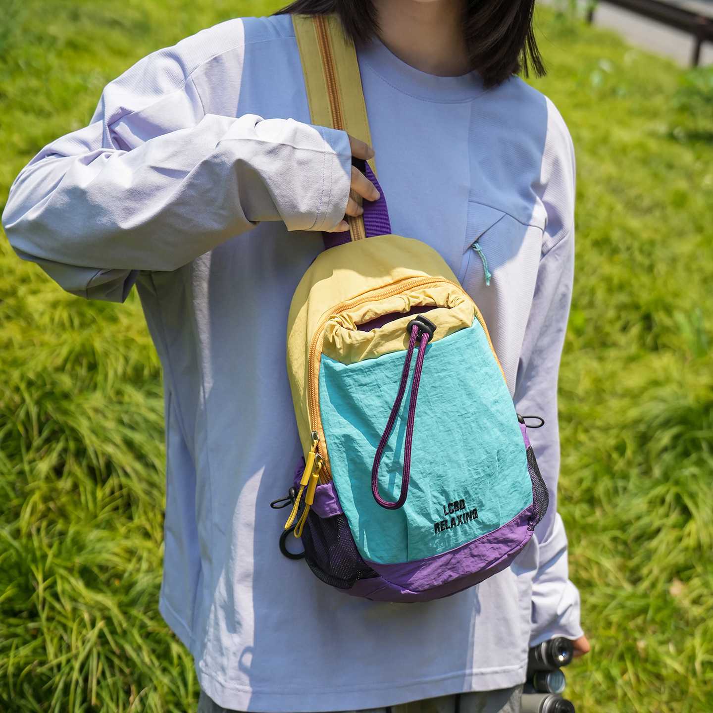 撞色设计轻便防水登山斜挎包户外