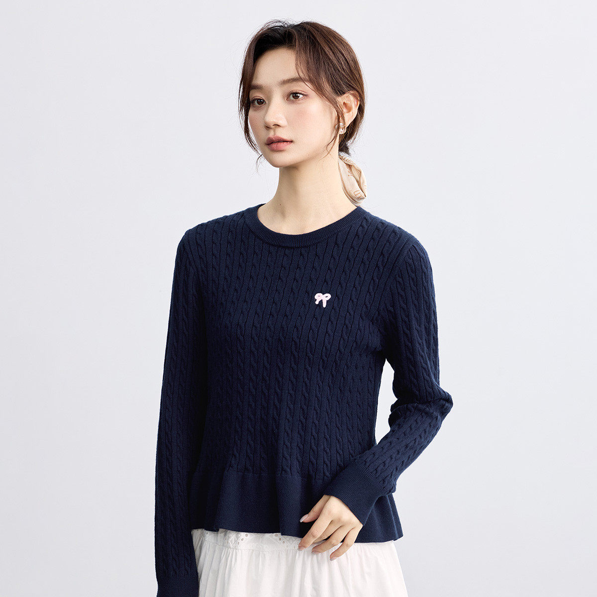 茵曼木耳边芭蕾下摆圆领长袖蓝色简约复古麻花休闲针织衫女春秋款