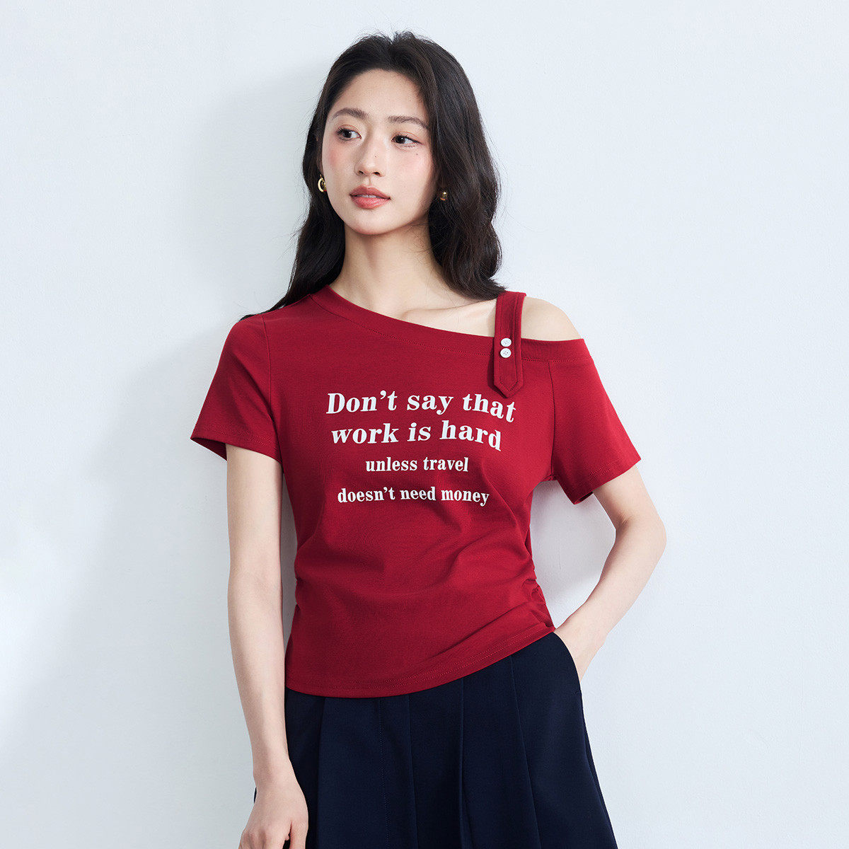 茵曼甜酷风字母印花短袖T恤女2026夏季时尚斜领露肩收腰显瘦上衣