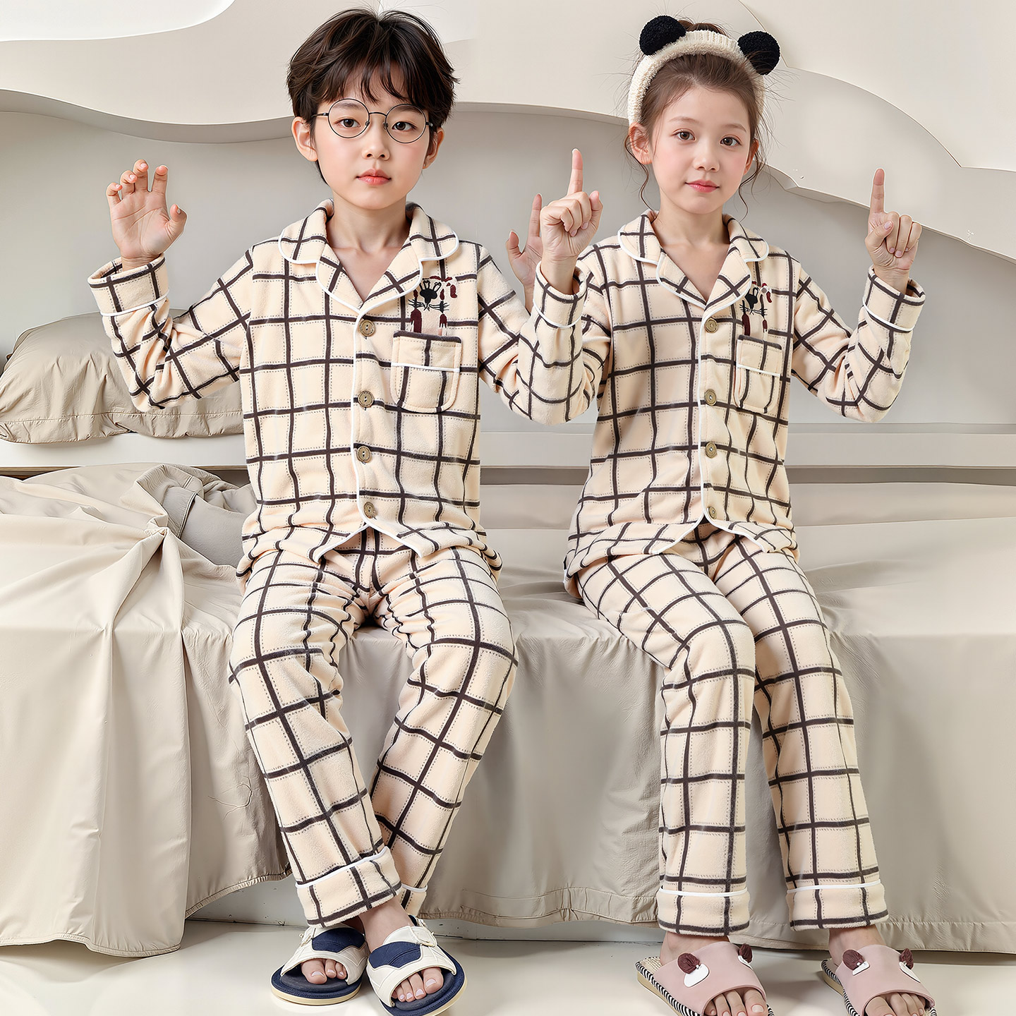 秋冬季儿童法兰绒卡通家居服套装