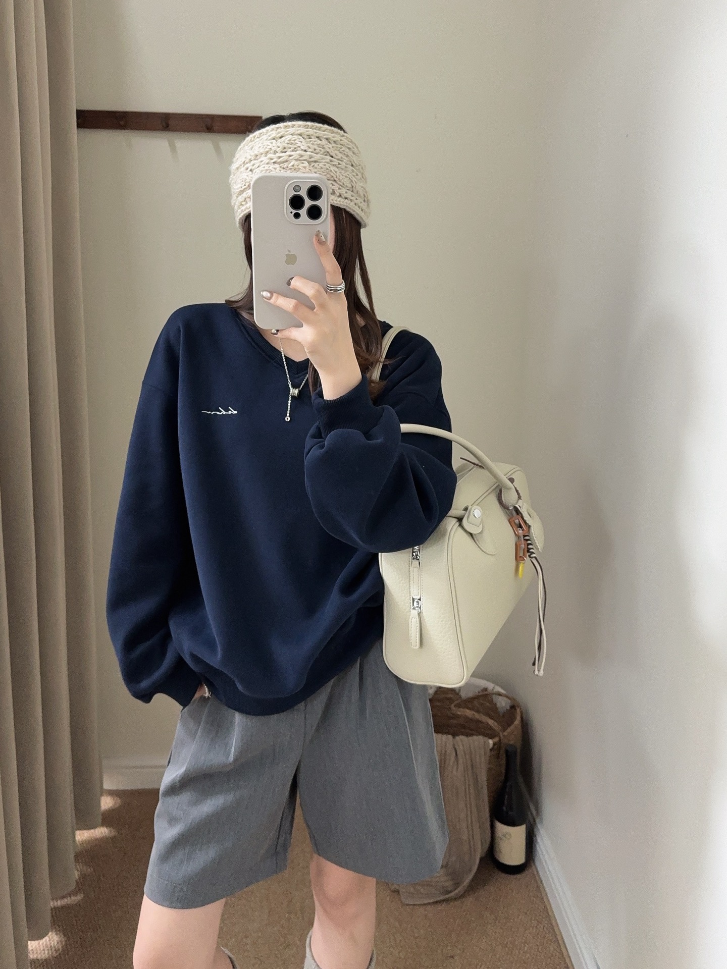 赵露思极简小字母刺绣V领卫衣