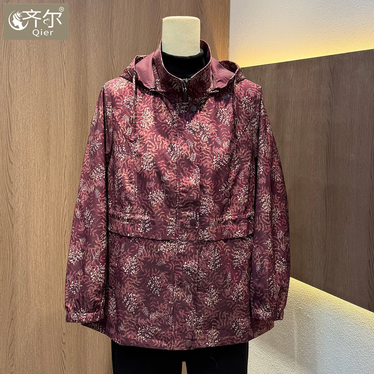 品牌中老年妈妈春秋紫色碎花连帽风衣宽松大码中老年休闲外套女装