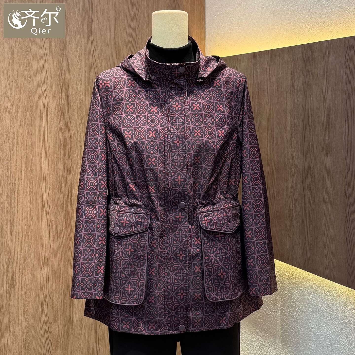 品牌秋季时尚妈妈装休闲连帽印花风衣夹克宽松外套中老年人女上衣