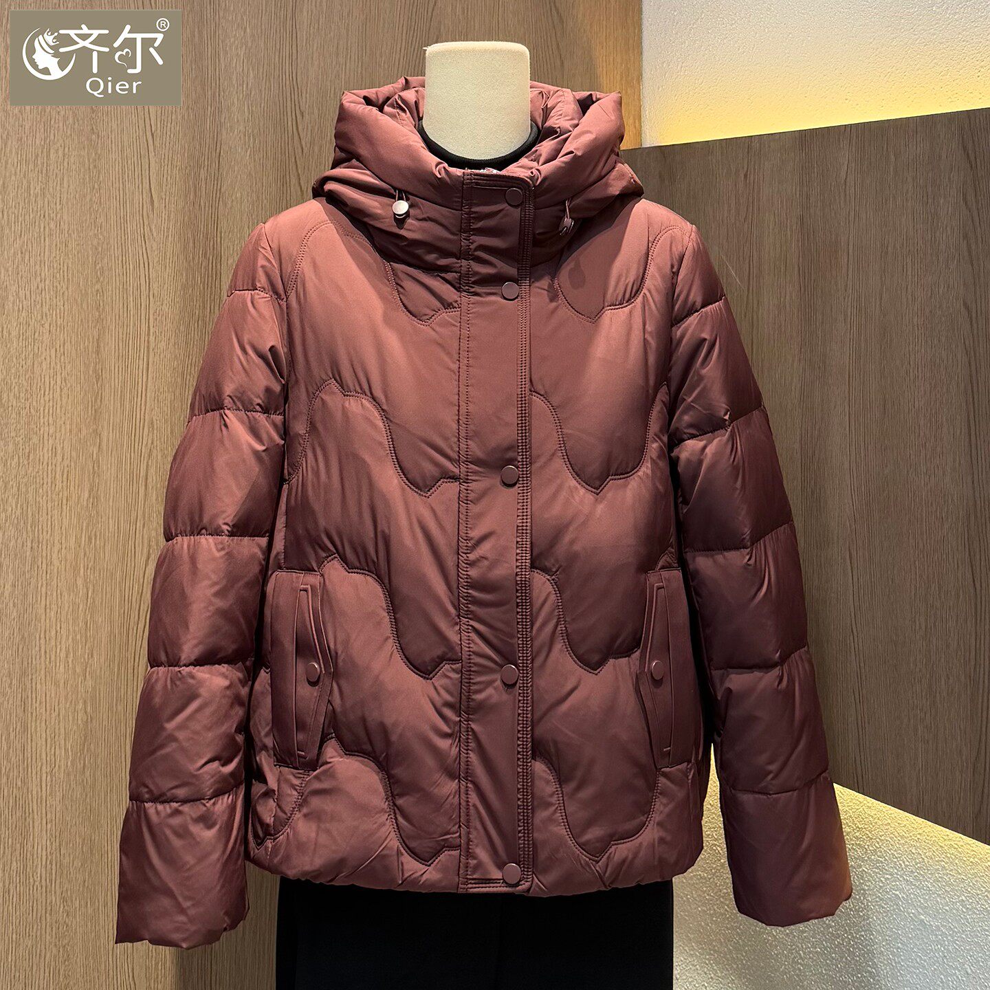 白鸭绒妈妈羽绒服短款高端大牌中老年女加厚大码洋气小个子外套冬