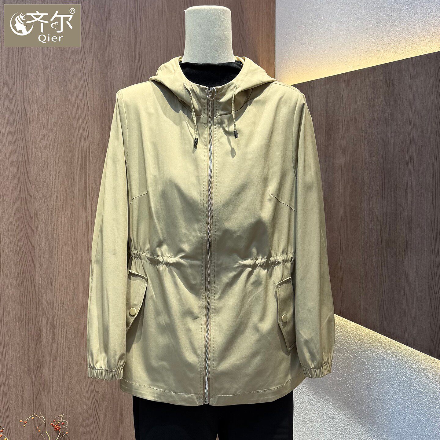 品牌年轻妈妈装流行薄款减龄上衣中年女春秋宽松大码连帽夹克外套