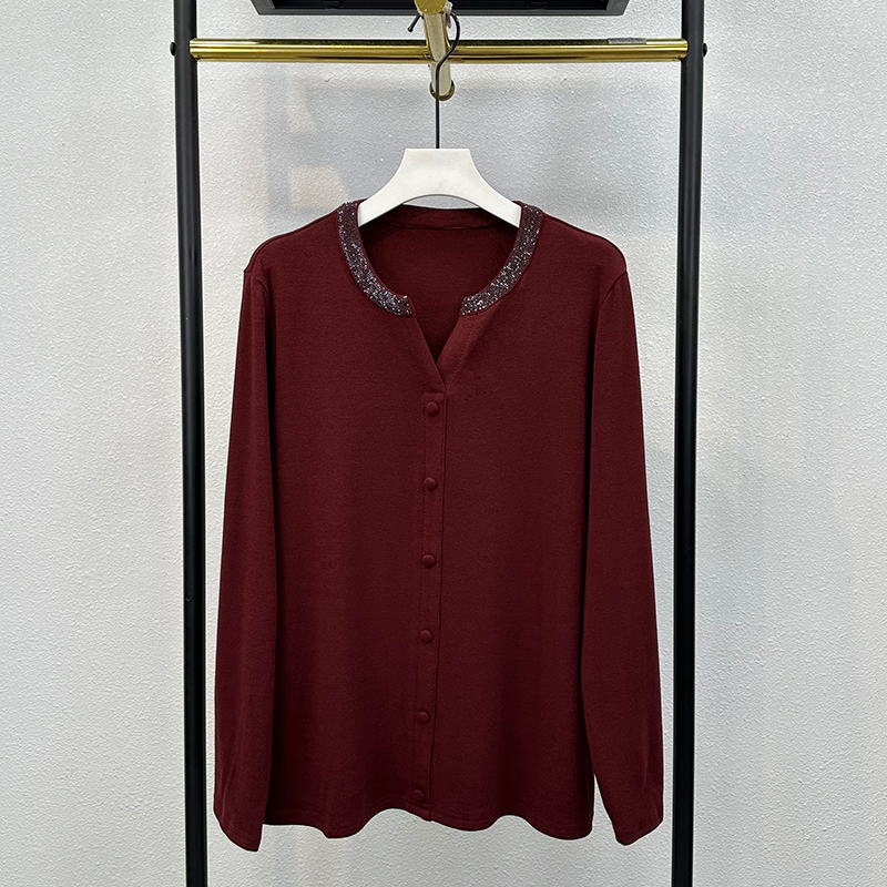 年轻妈妈镶钻V领套头针织衫春秋新款洋气减龄内搭中老年打底上衣