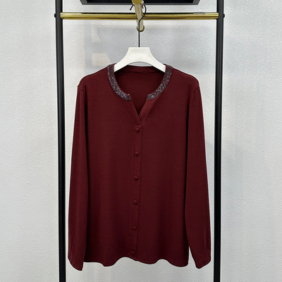 年轻妈妈镶钻V领套头针织衫春秋新款洋气减龄内搭中老年打底上衣