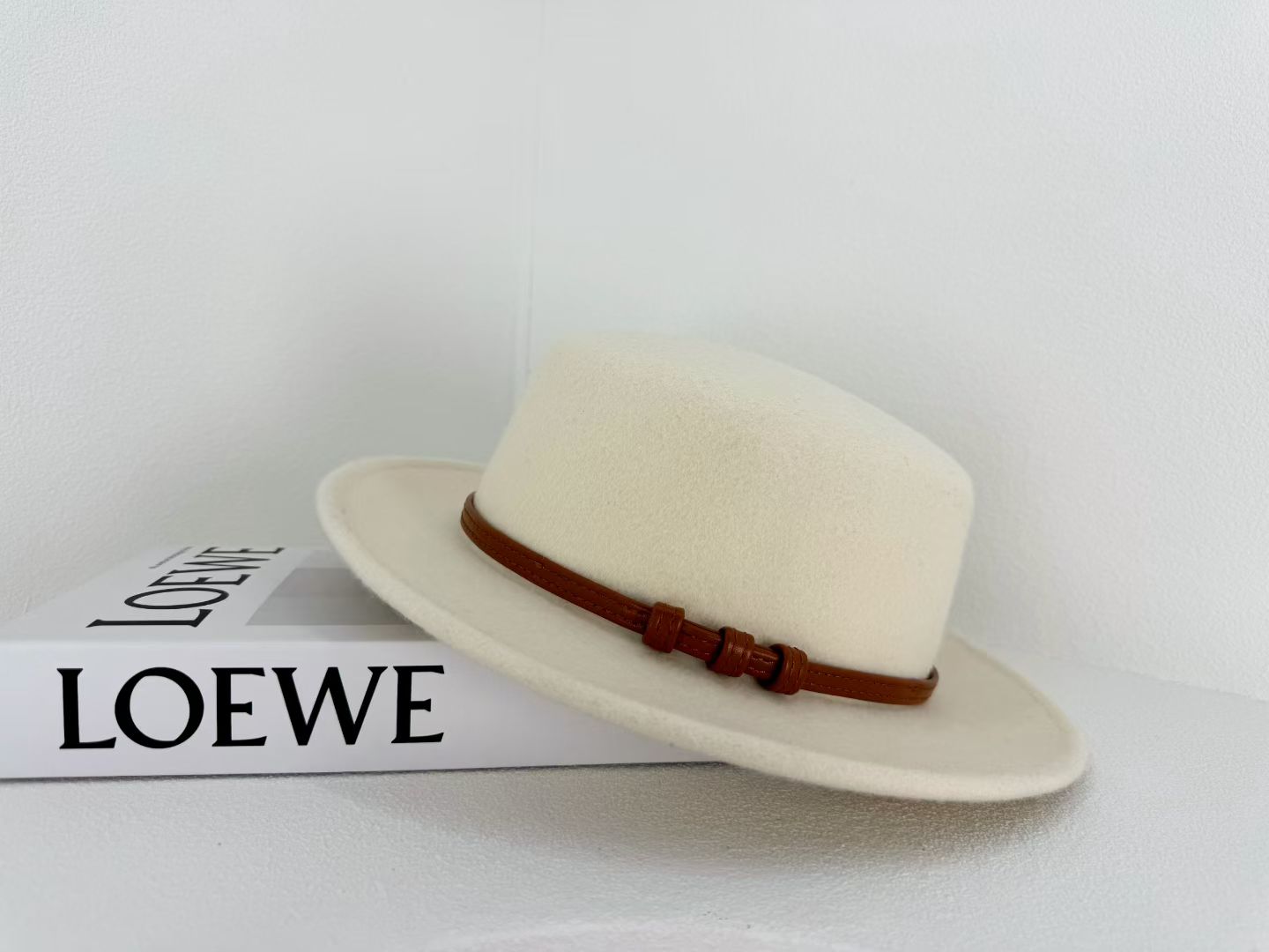 纯羊毛赫本风平顶礼帽女秋冬法式复古名媛显脸小毛呢帽英伦皮带扣