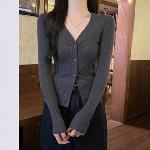 深灰色v领针织开衫女2025春季法式气质内搭修身收腰别致小上衣服