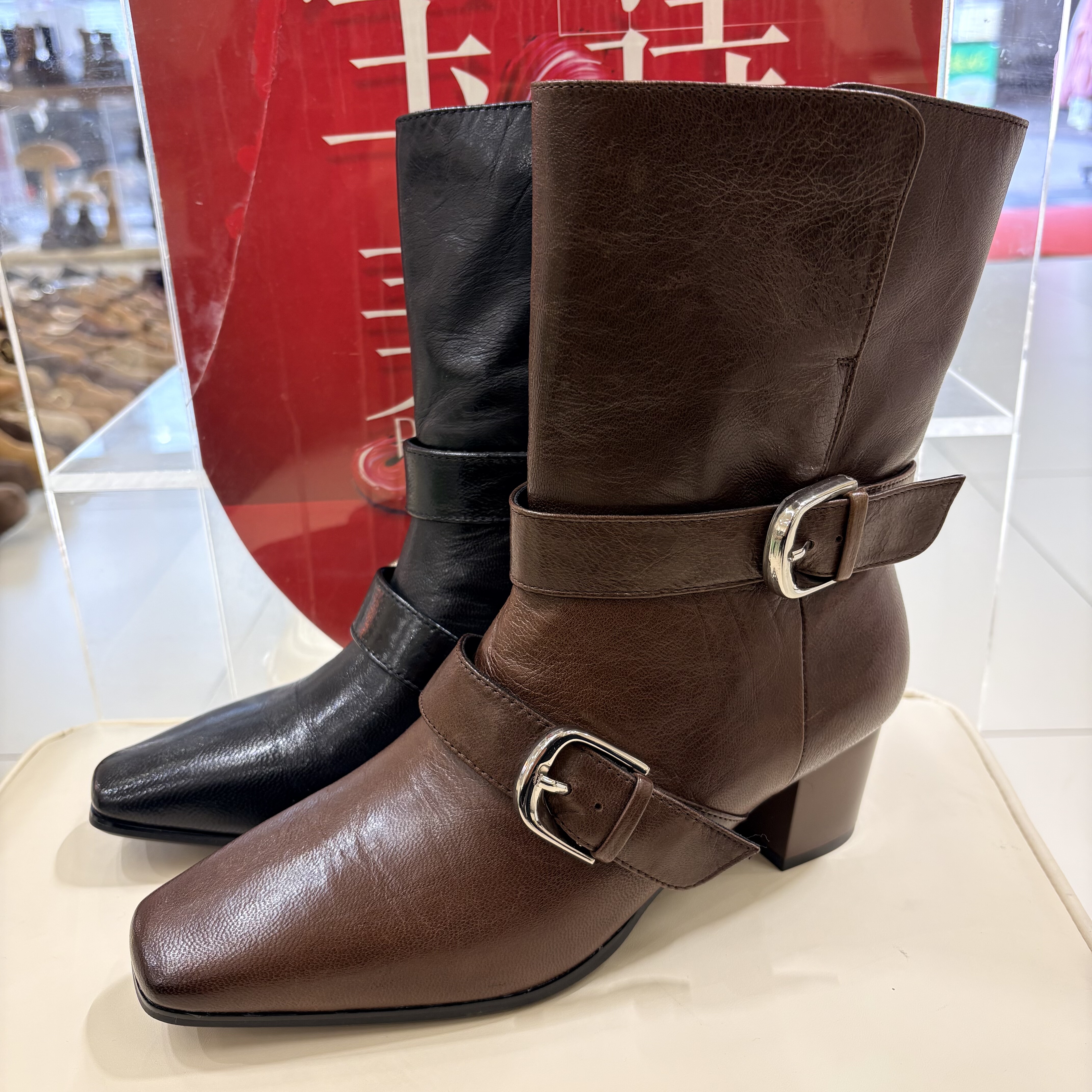 品牌牛皮尖头时装靴女2025新款时尚细跟增高气质百搭皮带扣短女靴