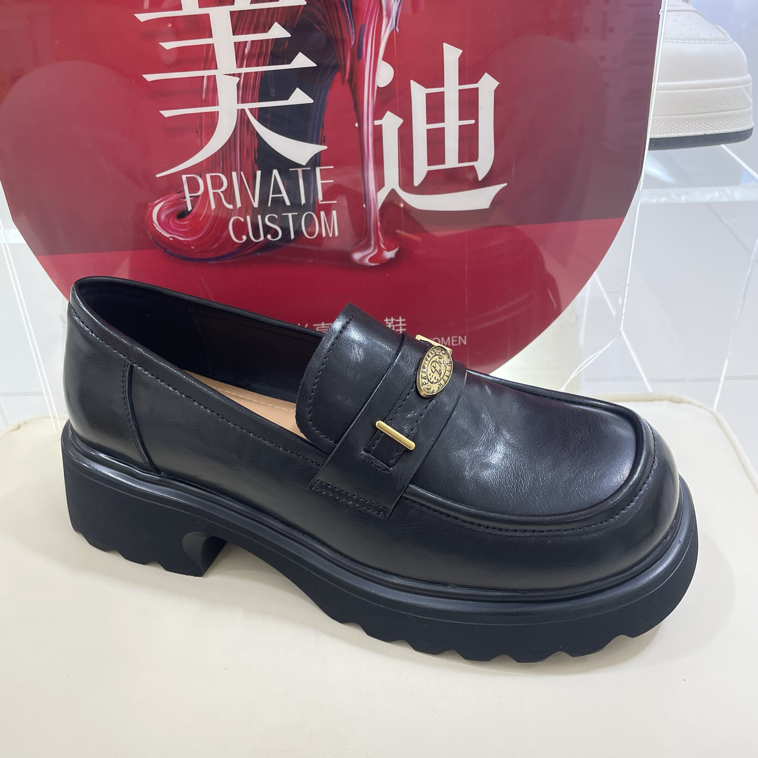 足足红2025新款真皮厚底高跟乐福鞋休闲鞋加大码女装特大号414243