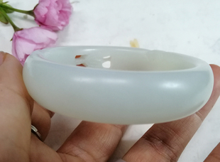 雕花手镯 8折清仓和田玉白玉籽料留皮雕花手镯53.5MM小口径宽版