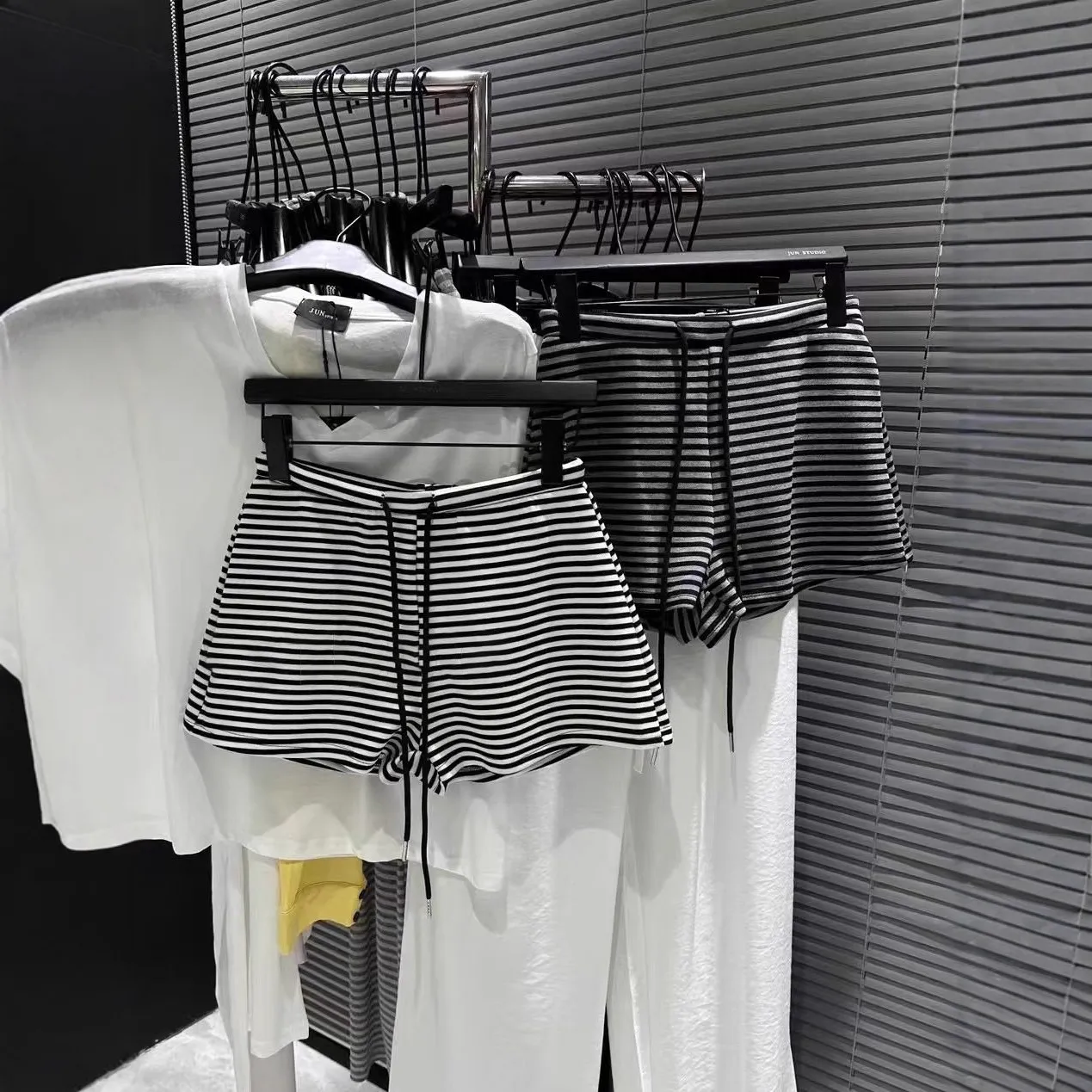 撞色条纹抽绳休闲短裤女夏季辣妹显瘦包臀裙高腰直筒裤子a字热裤,运动服/休闲服装,运动中长裤／短裤,淘宝优惠券,粉丝福利购,淘宝优惠卷