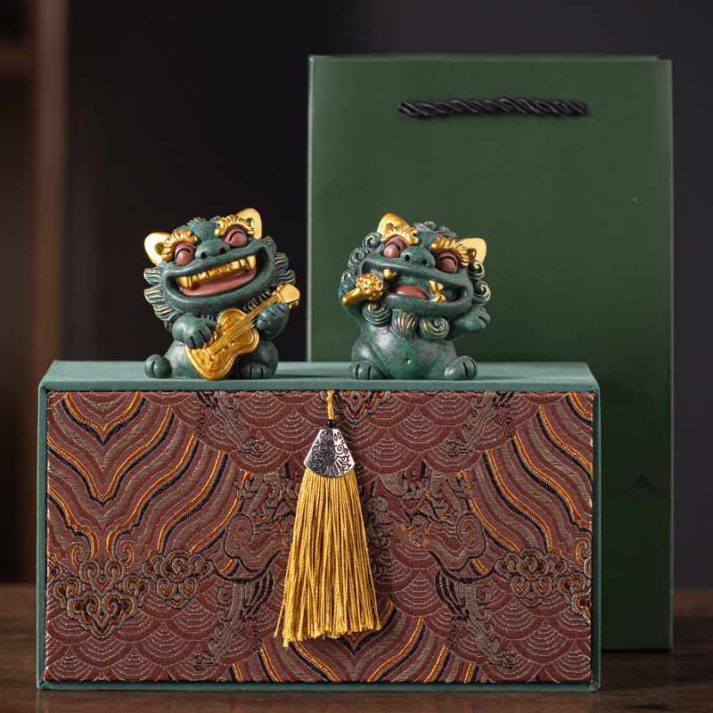 创意可爱吉他麦霸小狮子一对桌面摆件高档伴手礼福袋旺来店铺装饰