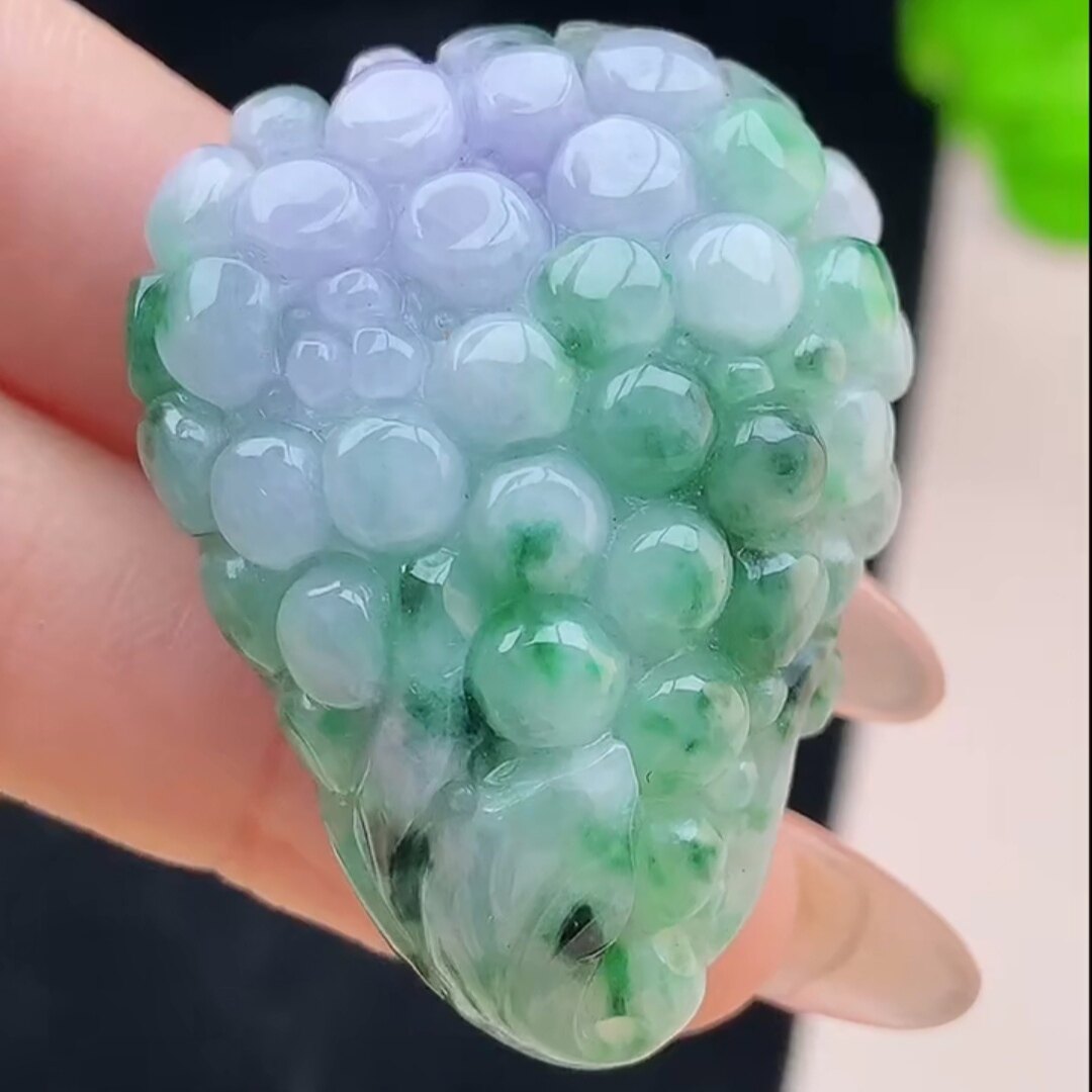 缅甸天然a货翡翠玉石玉坠-水润飘绿精雕男女款葡萄吊坠带证书