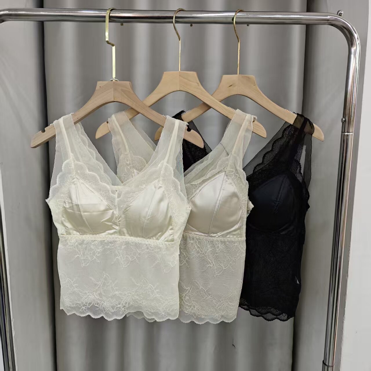 新款性感蕾丝V领吊带背心女一体杯美背内搭百搭轻薄打底上衣8500