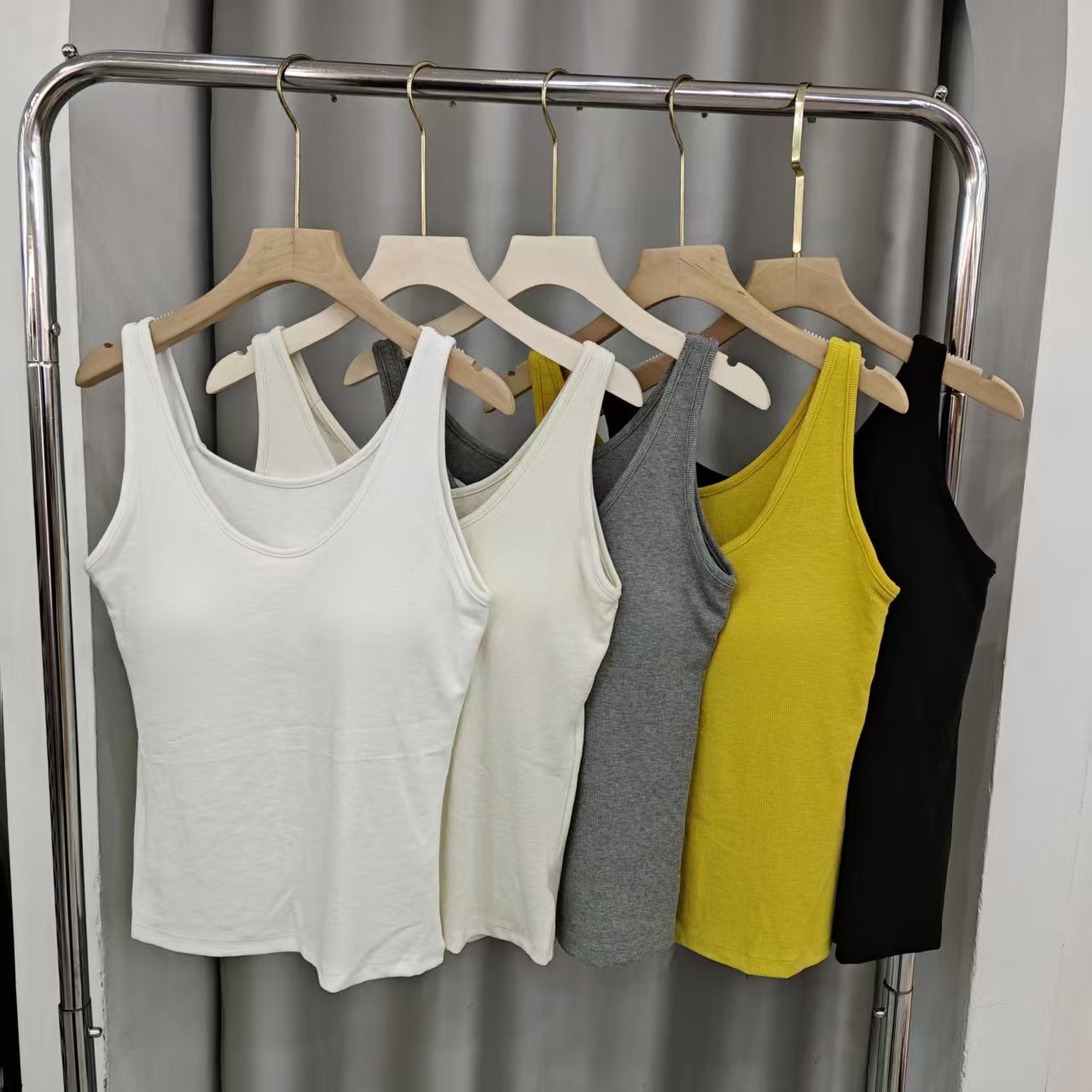 加肥大码宽肩带女士带胸垫背心内搭外穿打底显瘦时尚无袖上衣2846