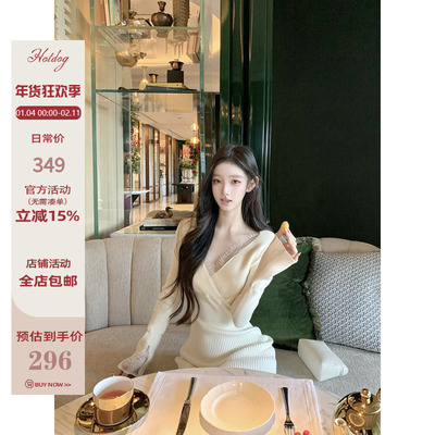 蕾丝V领拼接针织连衣裙