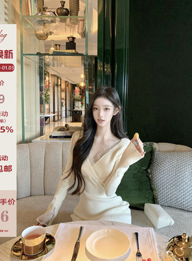 Hotdog 热狗很辣 【月光缎影】蕾丝V领拼接针织长袖打底冬连衣裙