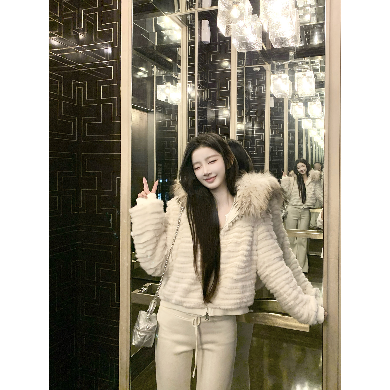 Hotdog热狗很辣奶杏色连帽外套