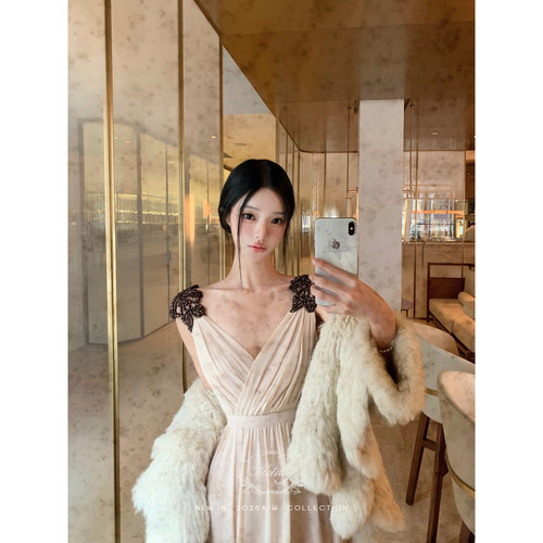 杏色v领吊带连衣裙女秋冬季